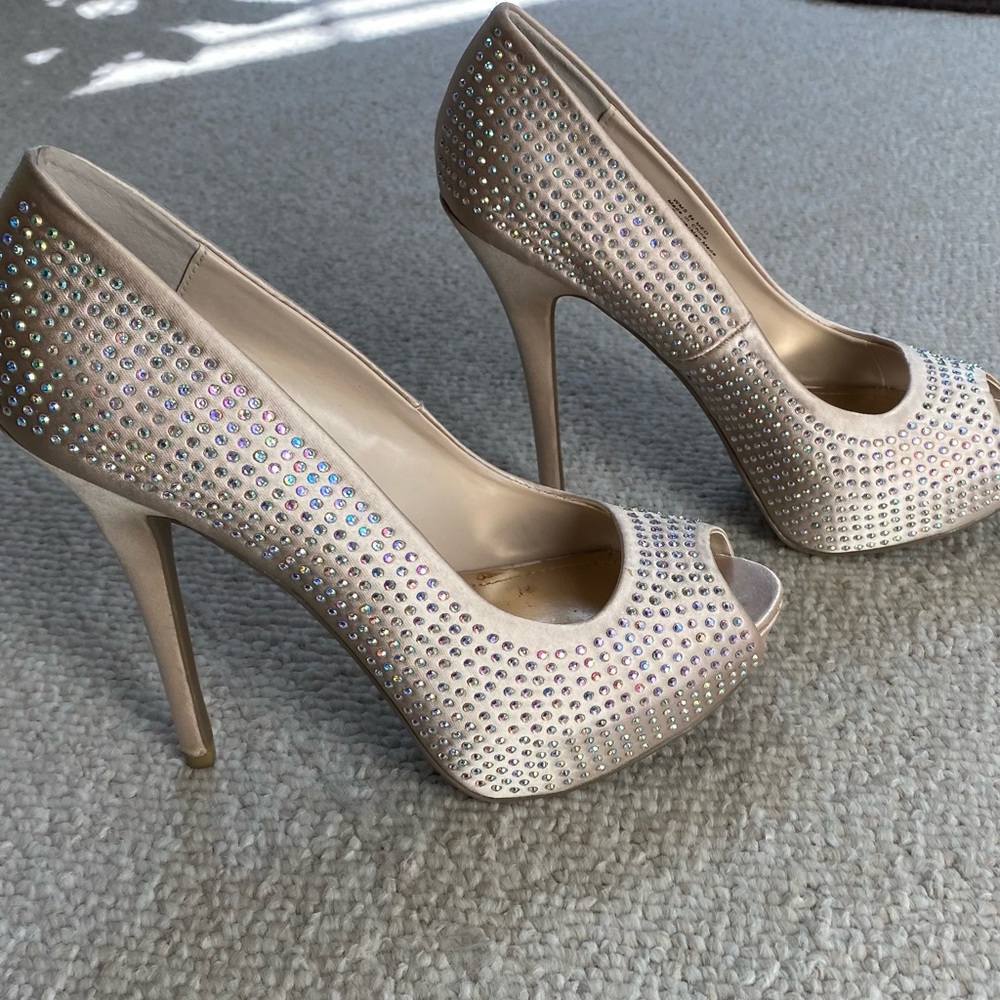 New in box size 6 1/2 women Jennifer Lopez Platform Heel in Blush Color Blinged